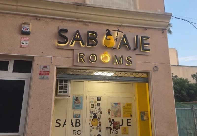Fachada real de Sabotaje Rooms de noche - Escape Room en Elche